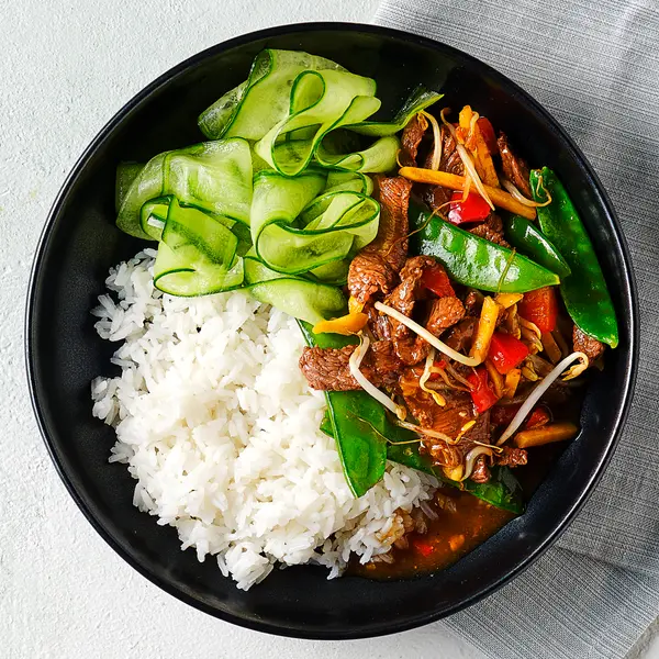 Teriyaki-runderreepjes met zoetzure komkommer