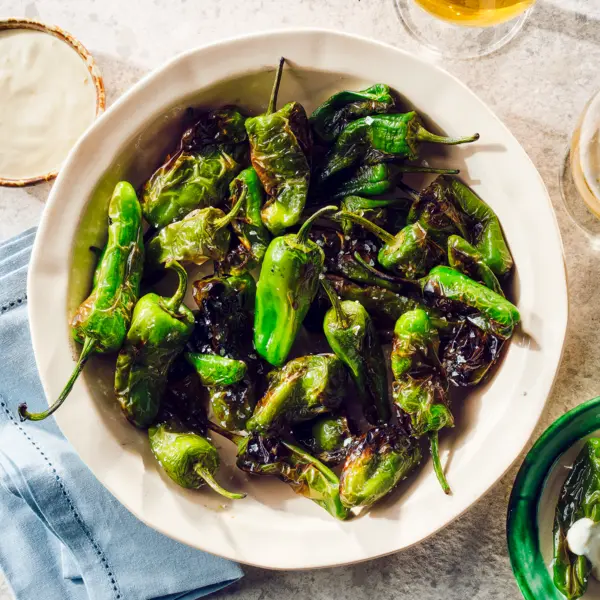 Padronpepers met citroen-knoflookdip