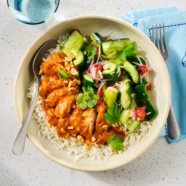 Thaise saté bowl met rijst en smashed komkommersalade