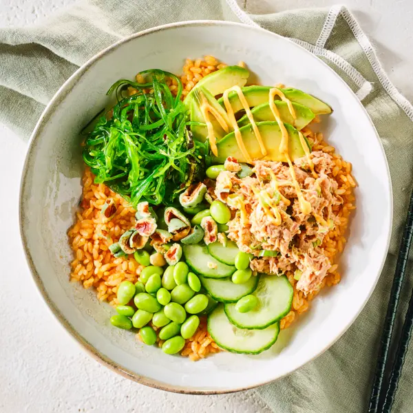 Spicy pokébowl met tonijn en edamame