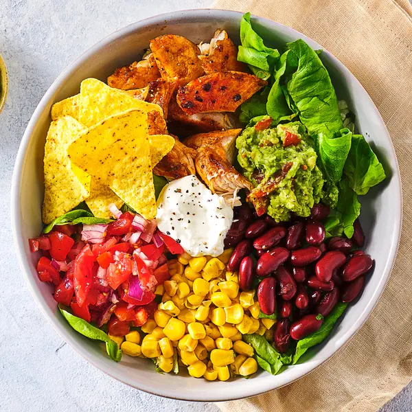 Mexicaanse saladebowl met kip en nacho's