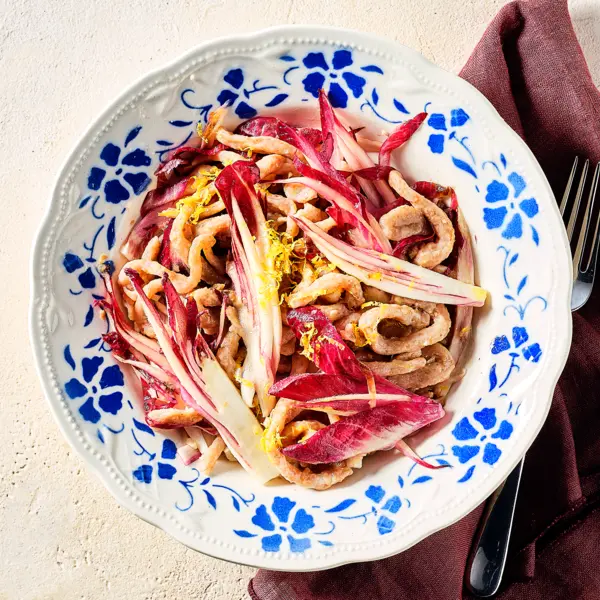 Zelfgemaakte speltpasta met ansjovis en roodlof