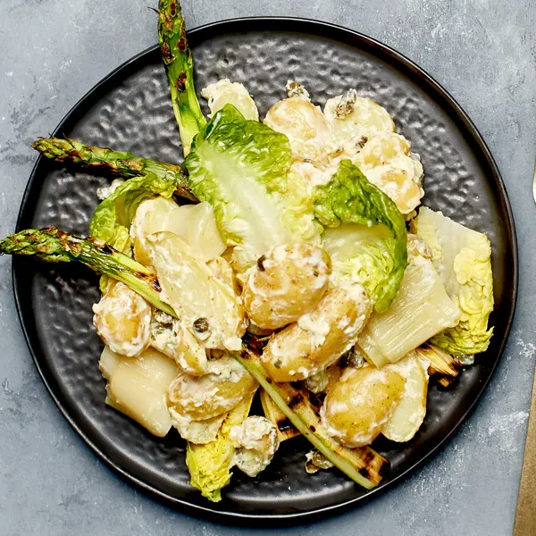 Gegrilde groene asperges met prei en aardappelsalade