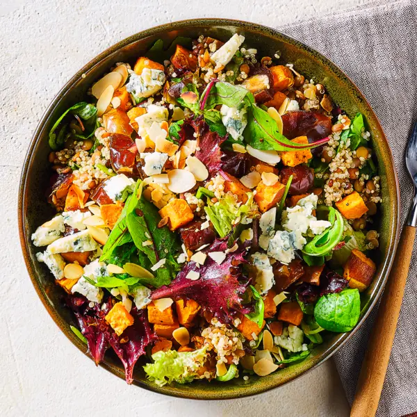 Warme herfstsalade met zoete aardappel en blauwe kaas