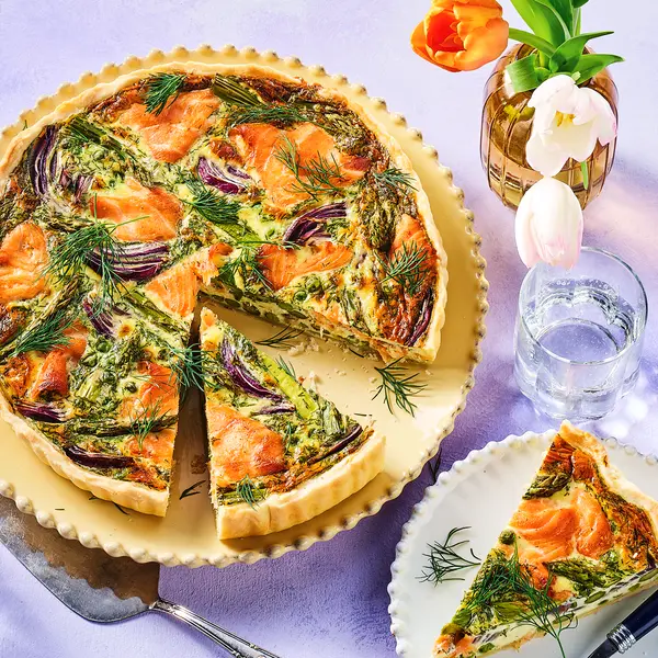 Quiche met gerookte zalm en groene asperge
