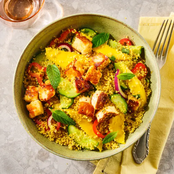 Couscoussalade met mango en hot honey halloumi