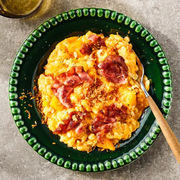 Mac and cheese orzo met pompoen en spek