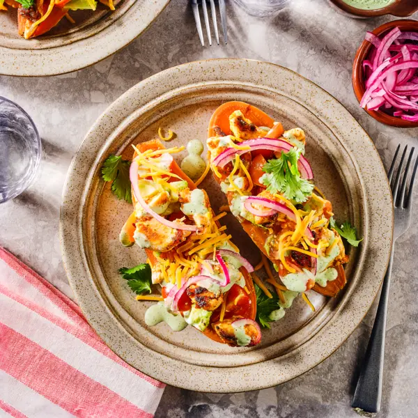 Loaded zoete aardappel met kip en cheddar