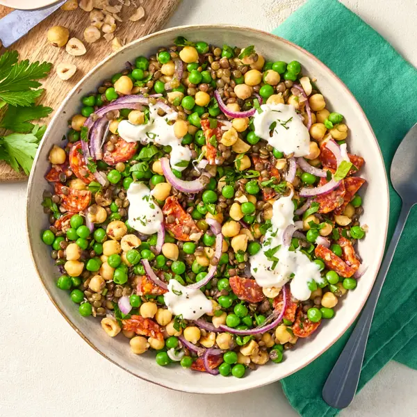 Erwtensalade met chorizo en geitenkaascrème