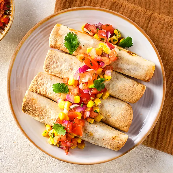Taquitos met kipgehakt en tomaten-maïssalsa