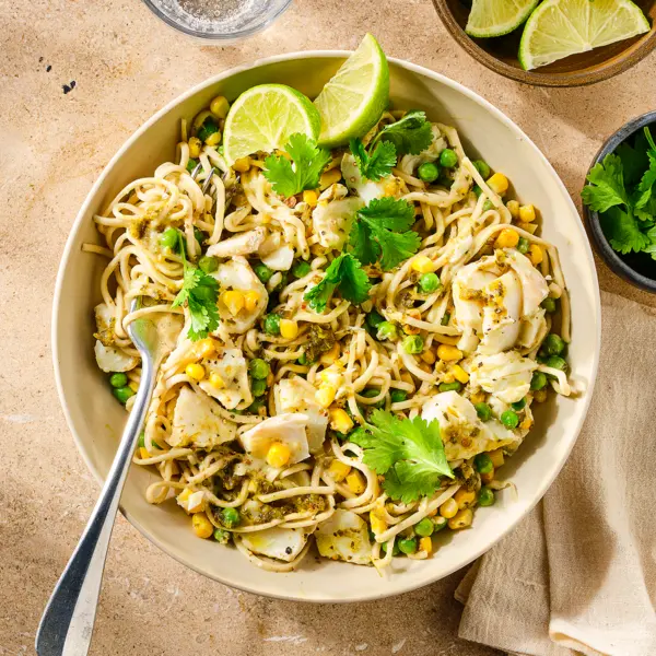 Groene harissa kokosnoedels met kabeljauw