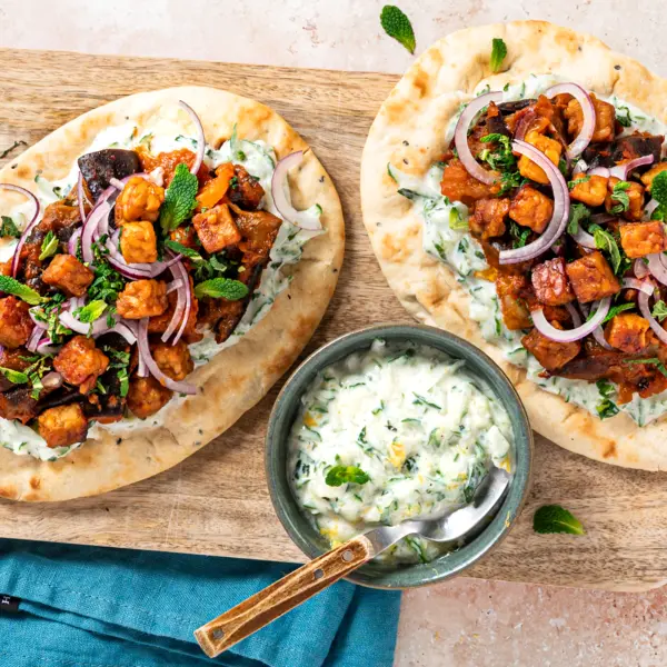 Loaded mini-naan met ketjap-tempeh en aubergine