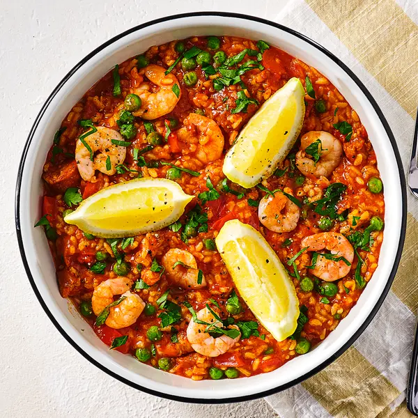 Paella met garnalen en chorizo