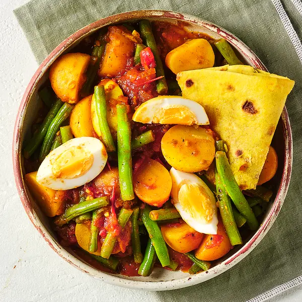Roti met aardappel, boontjes en ei