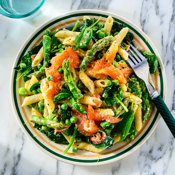 Pastasalade met asperge en gerookte zalm
