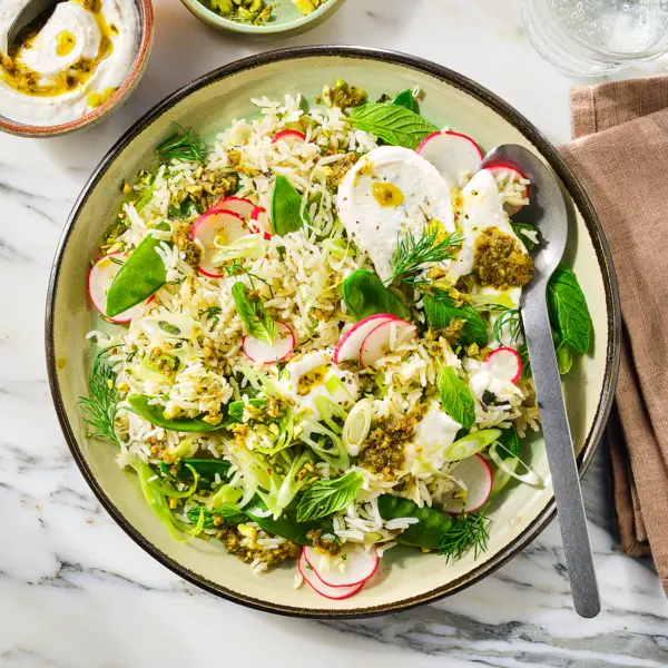 Rijstsalade met harissa, fetacrème en pistache