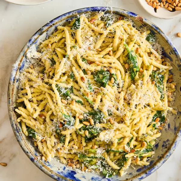 Romige casarecce-pasta met misopesto en spinazie