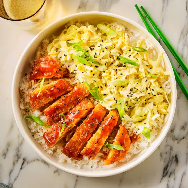 Kip katsubowl met kerrie-koolsla