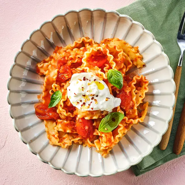 Mafaldine in tomatensaus met burrata