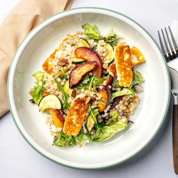 Parelcouscous-salade met halloumi