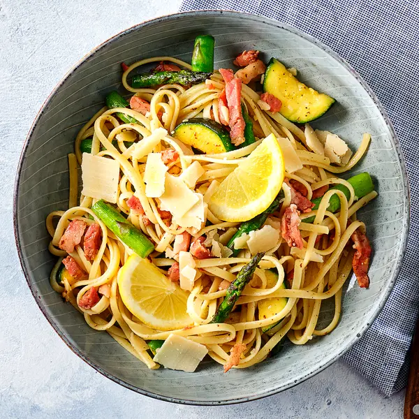 Linguine met groene asperges en spekreepjes