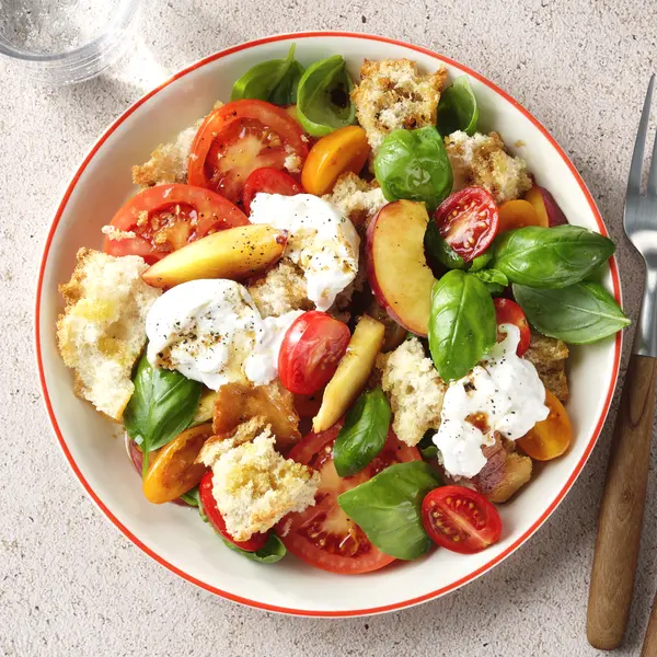 Panzanella met perzik en burrata