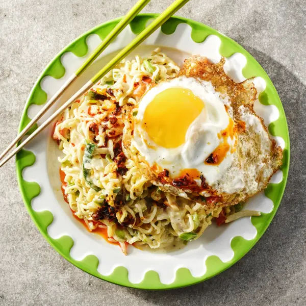 Snelle Buldak-stijl indomie met spiegelei