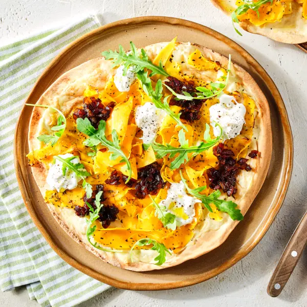 Platbroodpizza's met pompoen en gekaramelliseerde ui