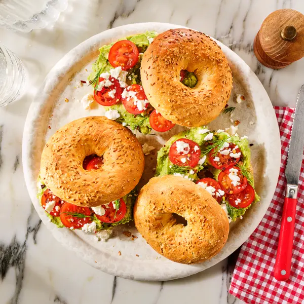 Smashed avocado bagel met cherrytomaatjes en feta