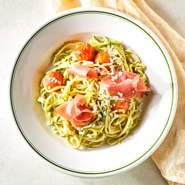Spaghetti met prosciutto in pesto-roomsaus