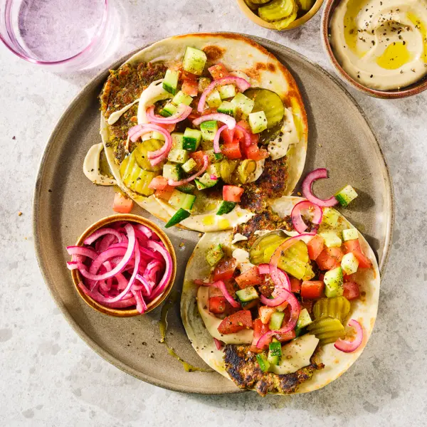 Smashed falafel wrap met rode ui-pickle en hummus