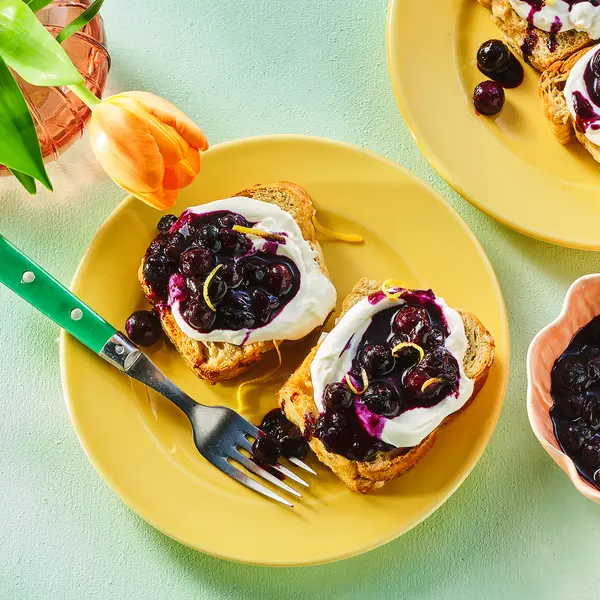 Getoast suikerbrood met ricotta en blauwe bessen