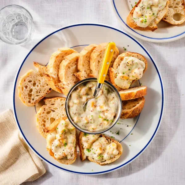 Oude kaas-salade op stokbrood