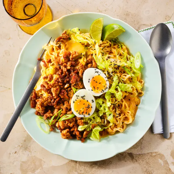 Romige gele curry noedels met crispy kipgehakt