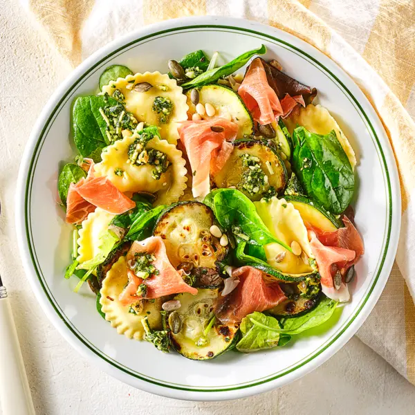 Raviolisalade met courgette en prosciutto