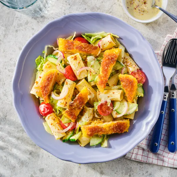 Pastasalade met krokante kip en honing-mosterddressing