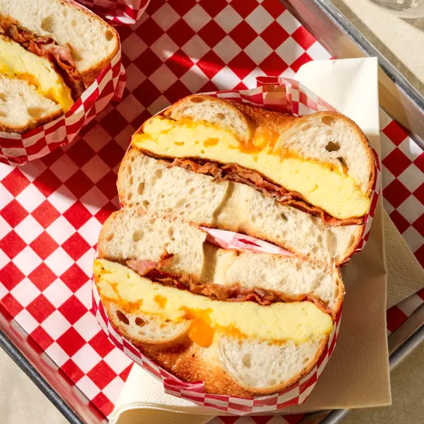 Bagel met cheddaromelet en bacon