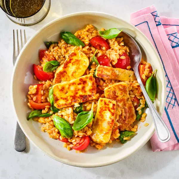 Orzo met rode pesto en halloumi