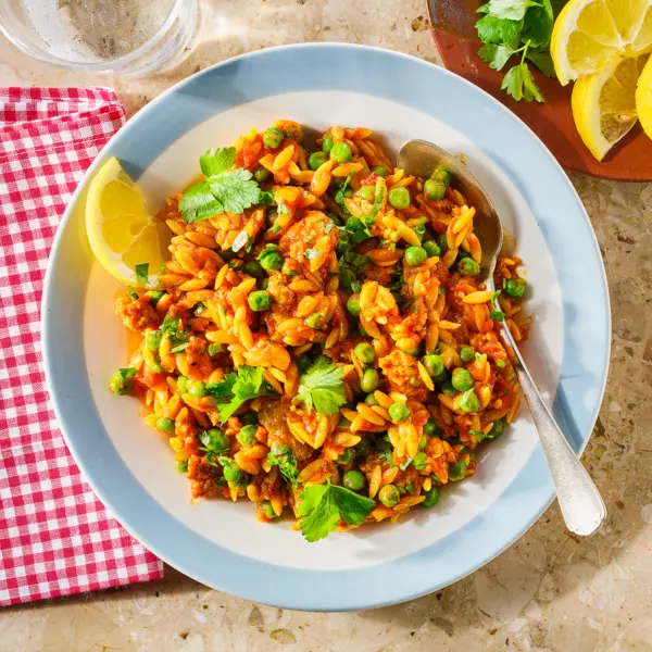 Spaanse stijl orzo met Catalaans worstgehakt