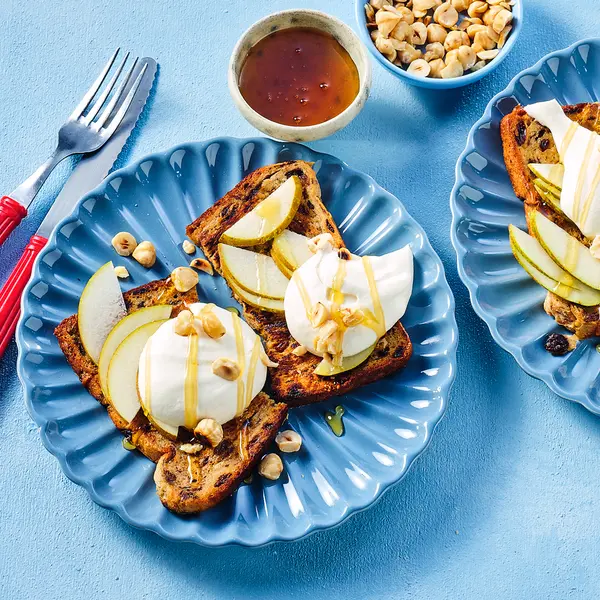 Krentenwegge-wentelteefjes met honingroom