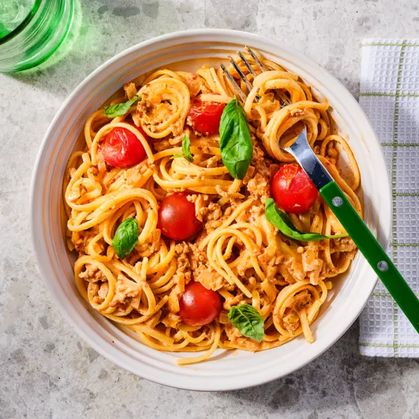 Linguine in rode pestosaus met kipgehakt