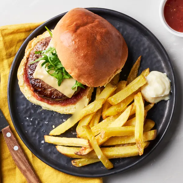 Quarter pounder met oude kaas en verse friet
