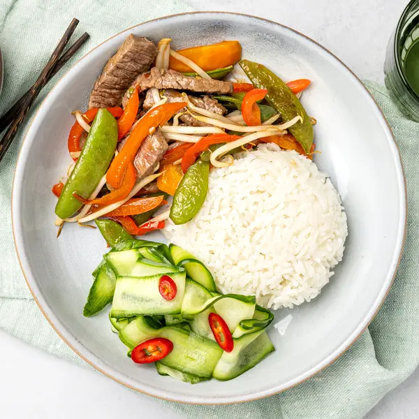 Beef teriyaki met zoetzure komkommer