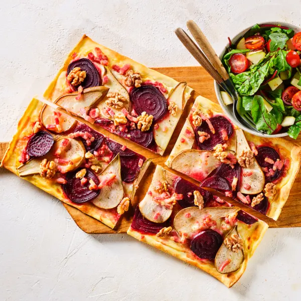 Flammkuchen met rode bieten en peer