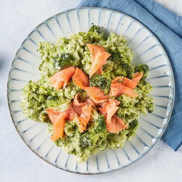 Broccoli-stamppot met gerookte zalm
