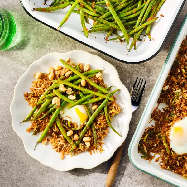 Nasi traybake met sajoer haricots verts en ei