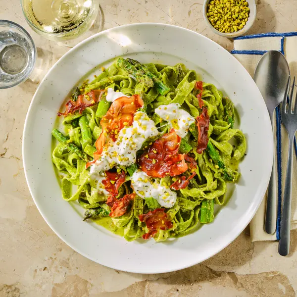 Tagliatelle met crispy mortadella en pistachepesto