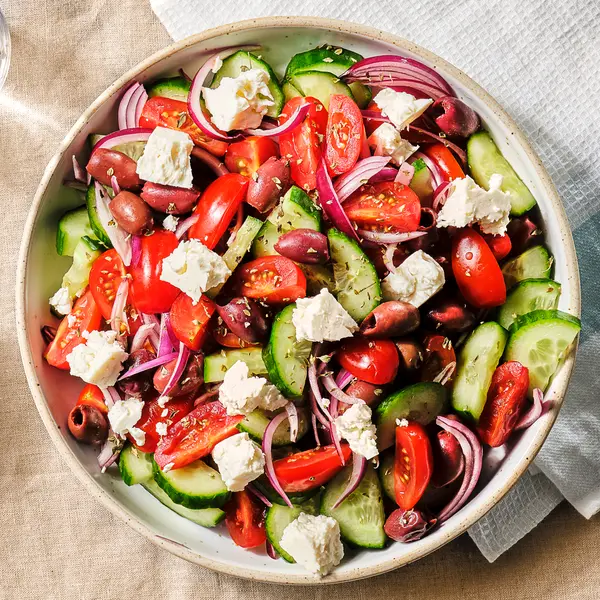 Griekse salade met feta en kalamataolijven