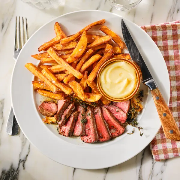 Steak met zelfgemaakte friet en mayonaise