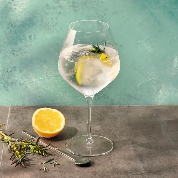 Gin & tonic met citroen en tijm